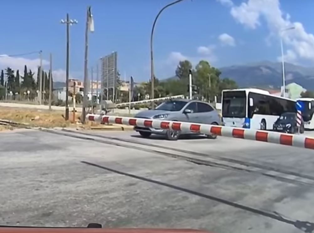 Πάτρα: Επικίνδυνη στιγμή καθώς ΙΧ περνά κάτω από τις μπάρες του τρένου με μικρό παιδί