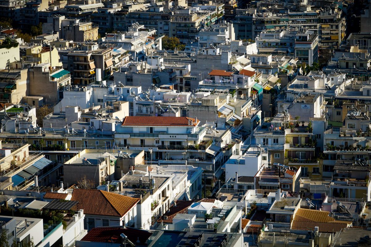 Αγορά ακινήτων: Η στεγαστική κρίση πλήττει το 92% των νέων με λιγότερα διαθέσιμα χρήματα
