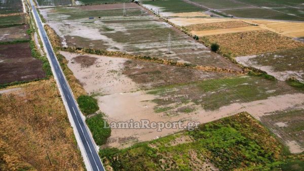 Καιρός: Καταστροφικές πλημμύρες και χαλάζι στη Λαμία, ισχυροί άνεμοι έριξαν δέντρα στη Θεσσαλία