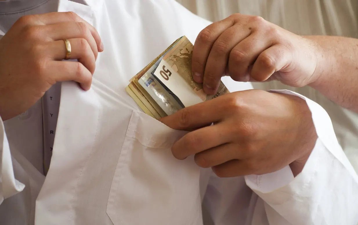 Καρδιοχειρουργός από τη Λάρισα σε διαθεσιμότητα για φακελάκι 2.500 ευρώ