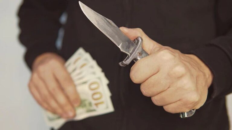 Στα Μέγαρα: Σοβαρή ληστεία με θύμα 72χρονο που βρέθηκε αναίσθητος στο σπίτι του
