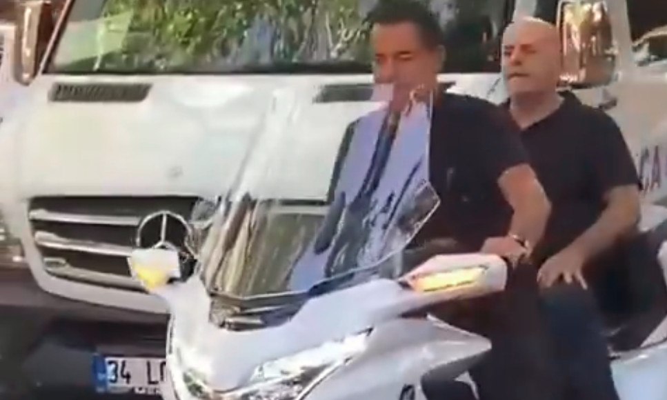 Ο Γιάννης Αλαφούζος ως συνοδηγός στο μηχανάκι του Ατζούν (βίντεο)