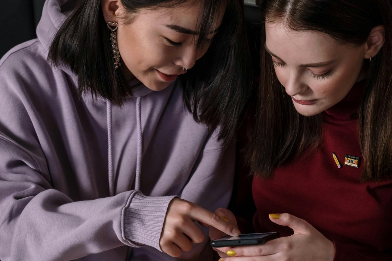 Η νέα γλώσσα των emoji της Gen Z που μπερδεύει τις παλαιότερες γενιές