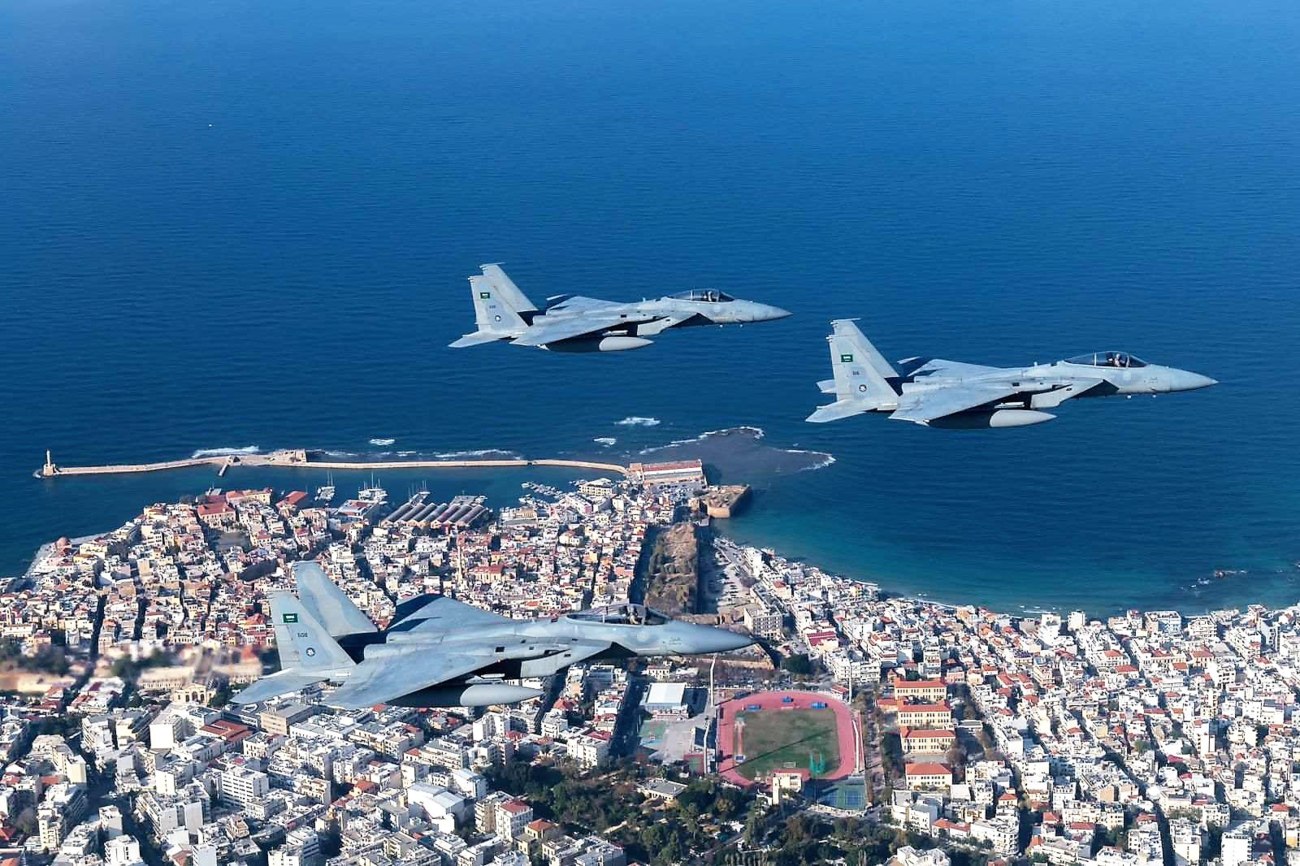 Κρήτη: Σύλληψη 26χρονου Αζέρου για φωτογράφιση των βάσεων στη Σούδα