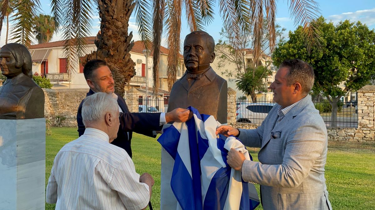 Αποκαλυπτήρια προτομών Σπύρου και Αικατερίνης Τρικούπη από τον δήμαρχο Ιερής Πόλης Μεσολογγίου