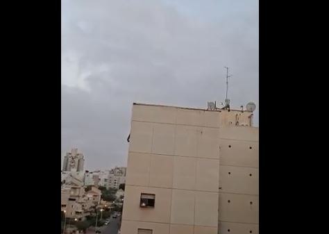 Ισραήλ: Στιγμή τρόμου καθώς ιρανικός βαλλιστικός πύραυλος χτυπά πολυκατοικία στην Μπερσεβά [βίντεο]