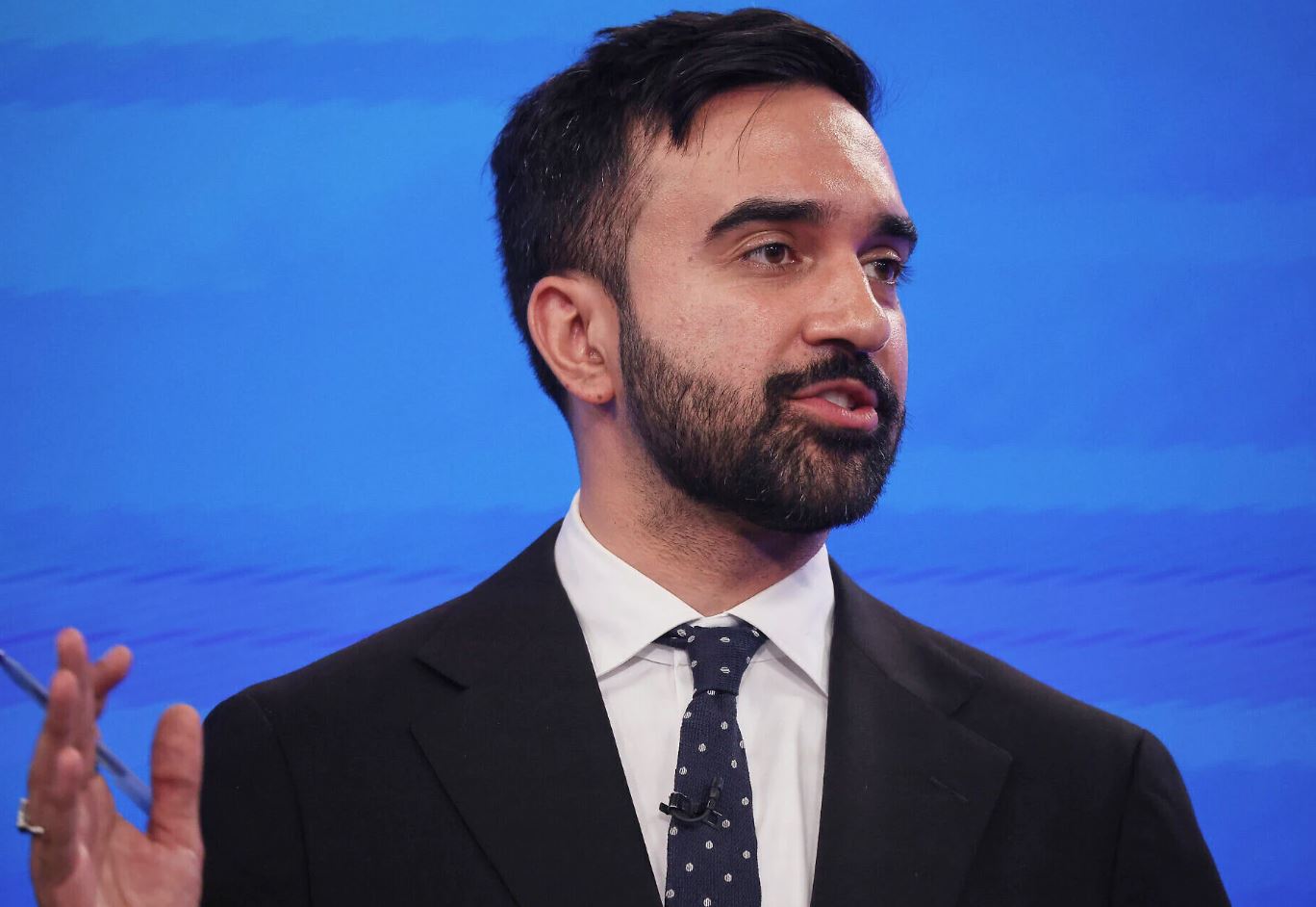 Αξιοσημείωτη νίκη του Ζοχράν Μάμντανι στις προκριματικές εκλογές της Νέας Υόρκης – Εκτός κούρσας ο Κουόμο