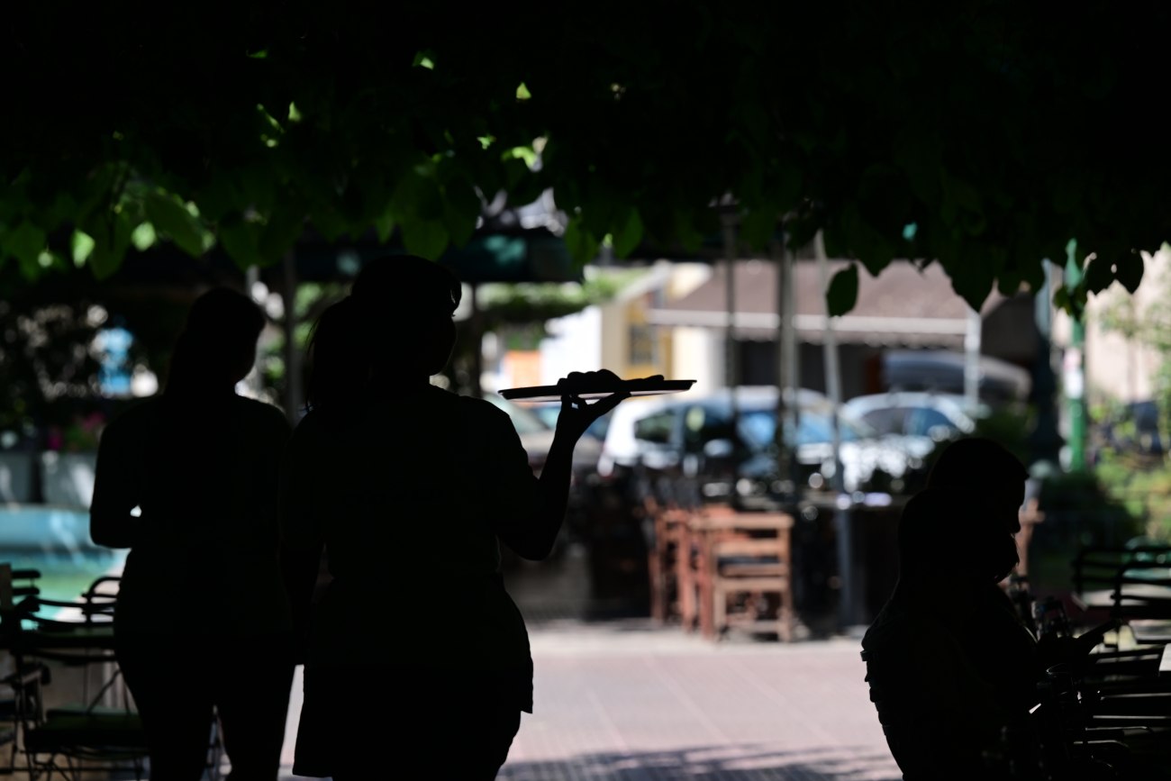 Ακρίβεια: Το υψηλό κόστος ζωής στην Αθήνα εν μέσω χαμηλών μισθών