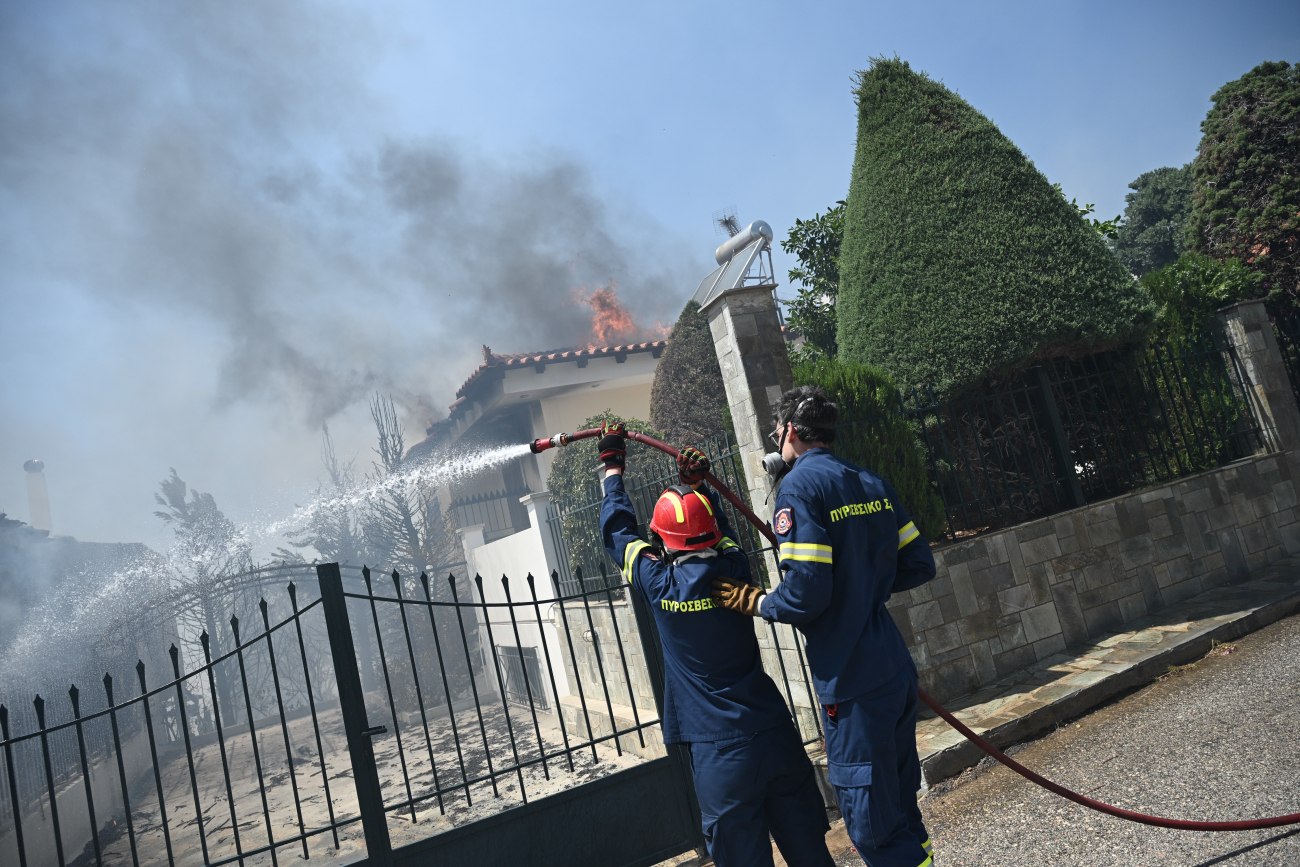 Κλειστοί δρόμοι λόγω της φωτιάς στην Παλαιά Φώκαια