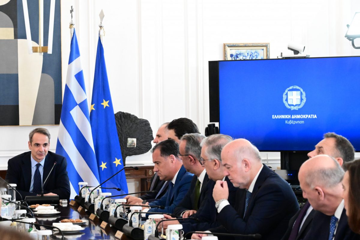 Πάλη για εσωκομματικά βιλαέτια της ΝΔ από υπουργούς του ΠΑΣΟΚ: Ο Μητσοτάκης θα παραμείνει θεατής;