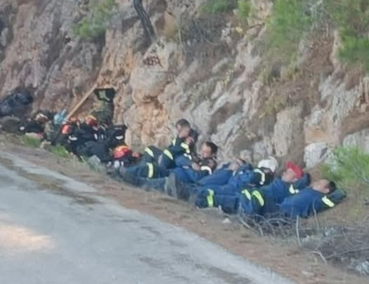 Συγκινητική εικόνα στη Χίο: Πυροσβέστες κοιμούνται εξαντλημένοι στο δρόμο