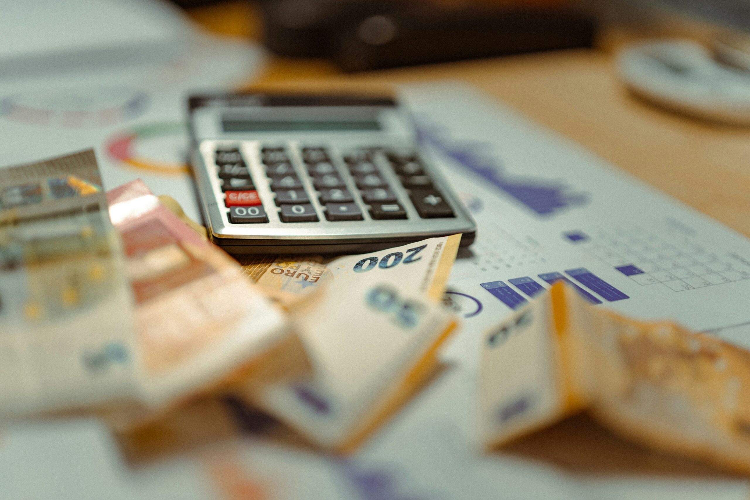 Εφορία: Τα χρέη ξεπερνούν τα 110 δισ. ευρώ, ενώ οι ρυθμίσεις παραμένουν χαμηλές