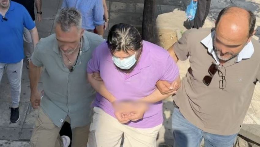 Δολοφόνος της Λαμίας αποδοκιμάστηκε έντονα κατά την μεταγωγή του στα δικαστήρια