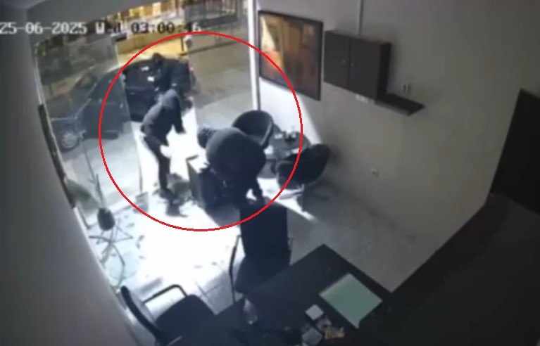 Λάρισα: Ντοκουμέντο από τη διάρρηξη σε ενεχυροδανειστήριο – Κλέβουν χρηματοκιβώτιο γεμάτο κοσμήματα
