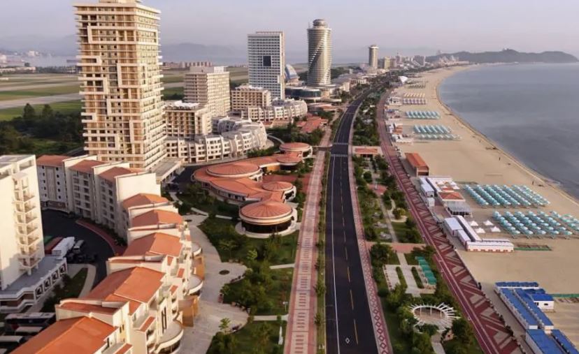 Βόρεια Κορέα: Ο Κιμ Γιονγκ Ουν εγκαινίασε ένα παραθαλάσσιο θέρετρο, αλλά ποιοι θα το επισκεφτούν;