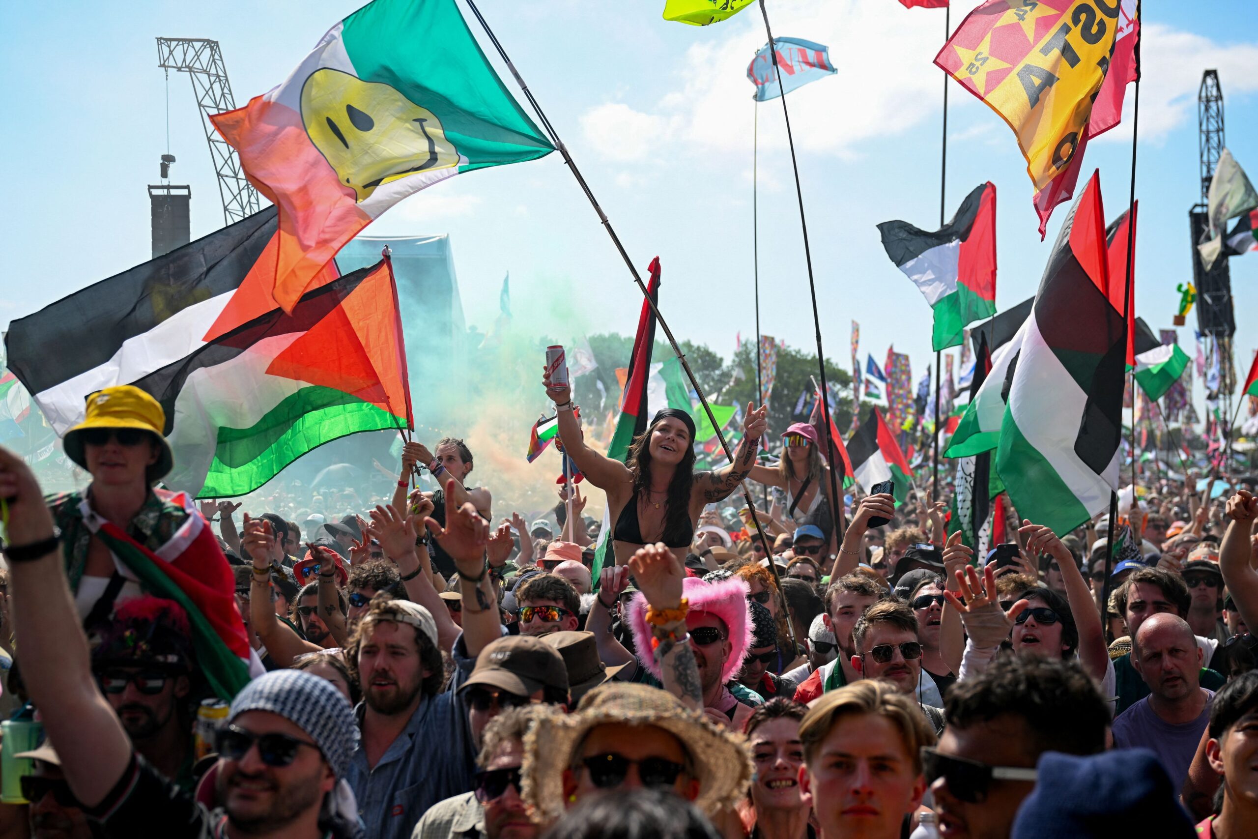 Glastonbury: Σφοδρές αντιδράσεις για τις εμφανίσεις των Kneecap και Bob Vylan στο BBC