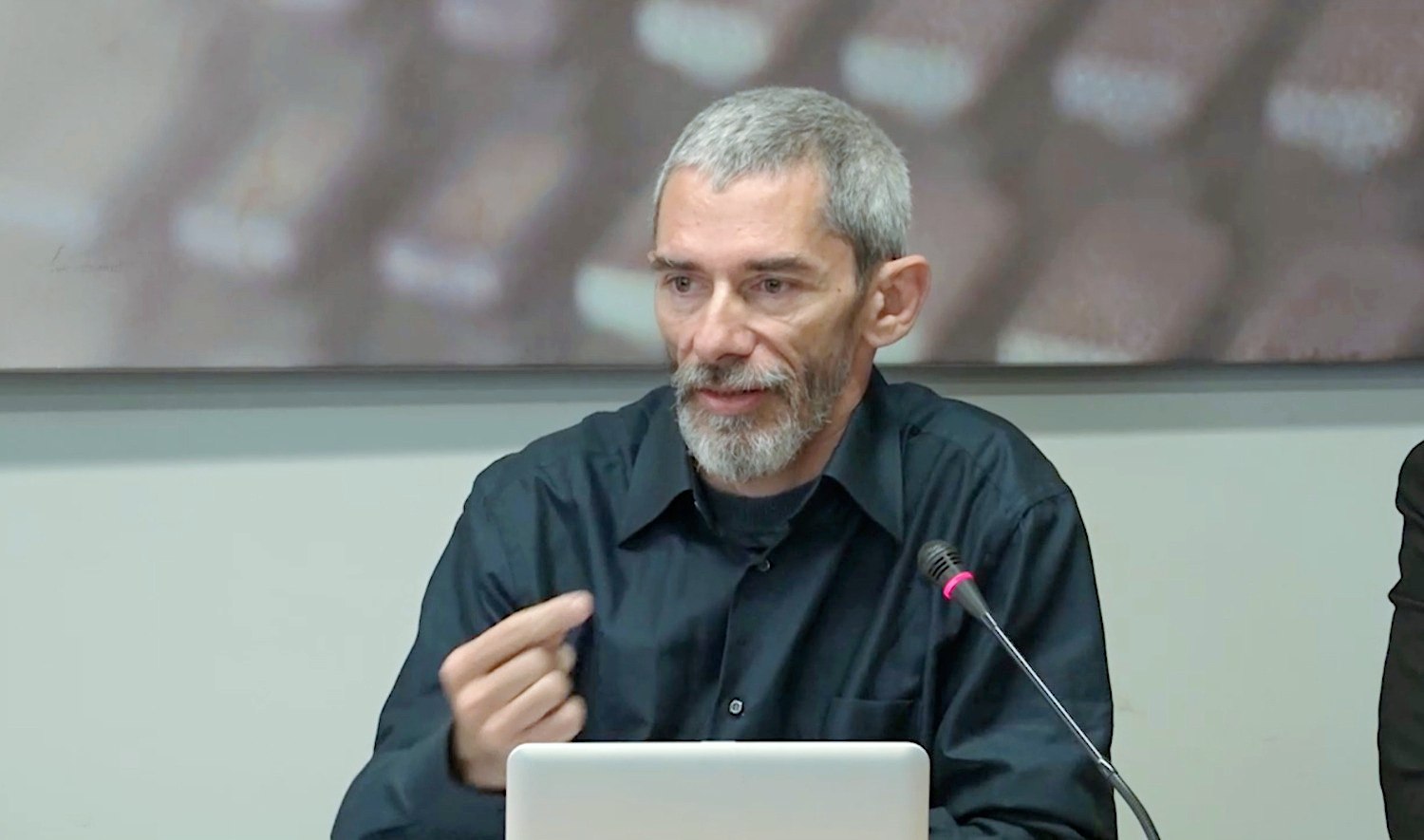 Λακαφώσης προς Αδειλίνη: Τελευταία ημέρα στο γραφείο και οφείλει μια εξήγηση; Ο πραγματογνώμονας της ΕΔΑΠΟ σχολιάζει τη δολοφονία χαρακτήρα