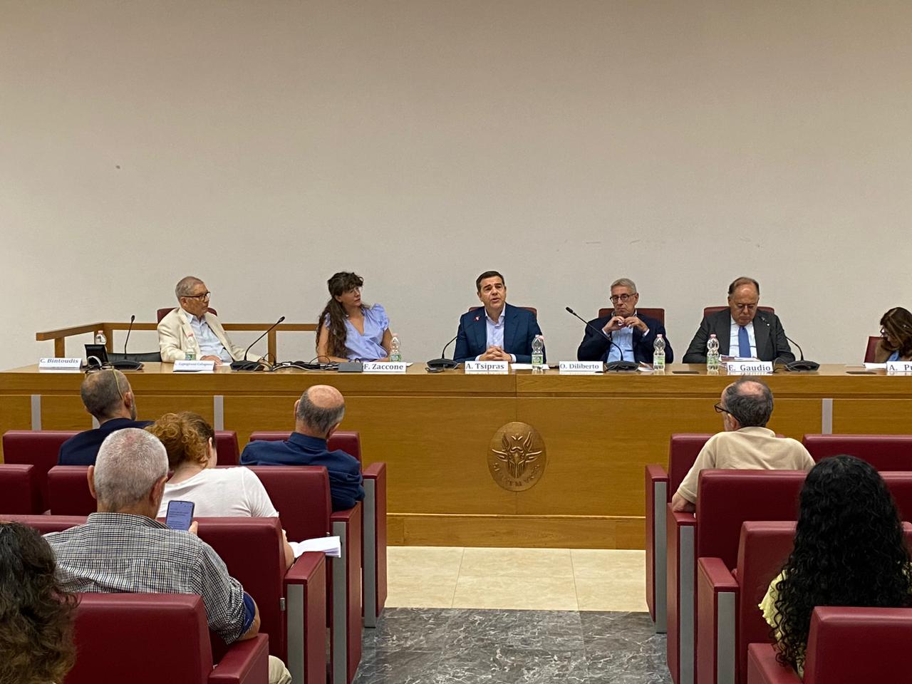 Τσίπρας: Η δημοκρατία ερημοποιείται σε όλο τον κόσμο, καθώς τα κράτη μετατρέπονται σε εταιρείες ολιγαρχών