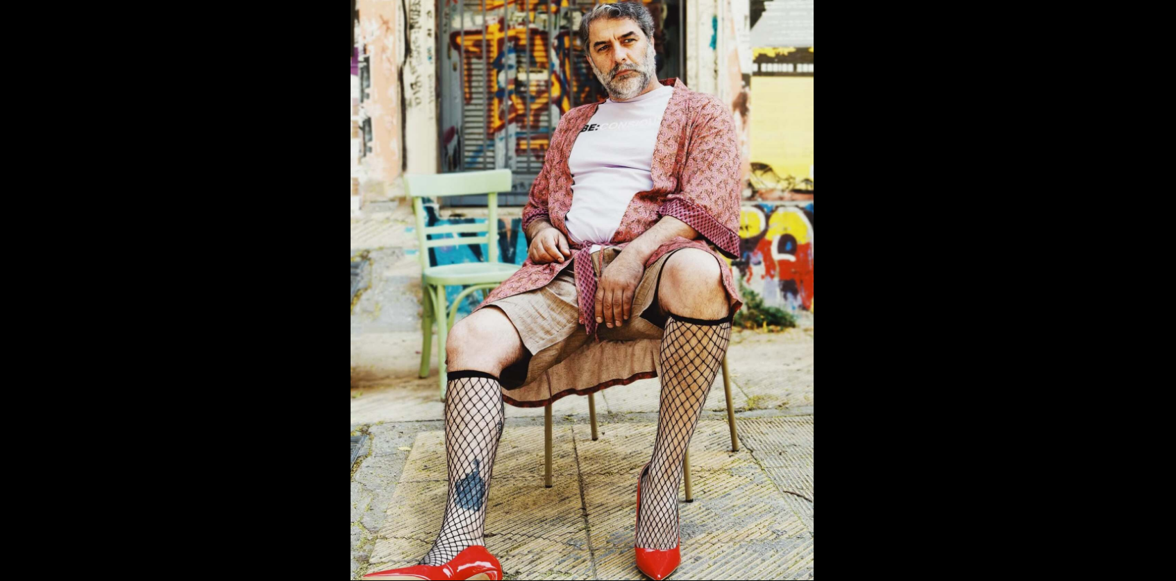 O Βασίλης Μπισμπίκης ποζάρει για τη συμπερίληψη και την ταυτότητα των φύλων