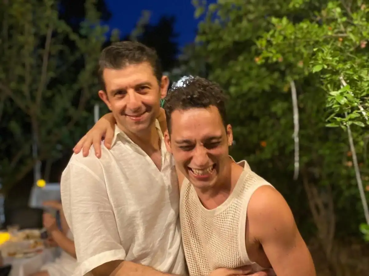 Μιχάλης Οικονόμου: Γιόρτασε την πρώτη επέτειο γάμου με τον Γιώργο Μακρή — Το τραγούδι-αφιέρωση από τη μητέρα του