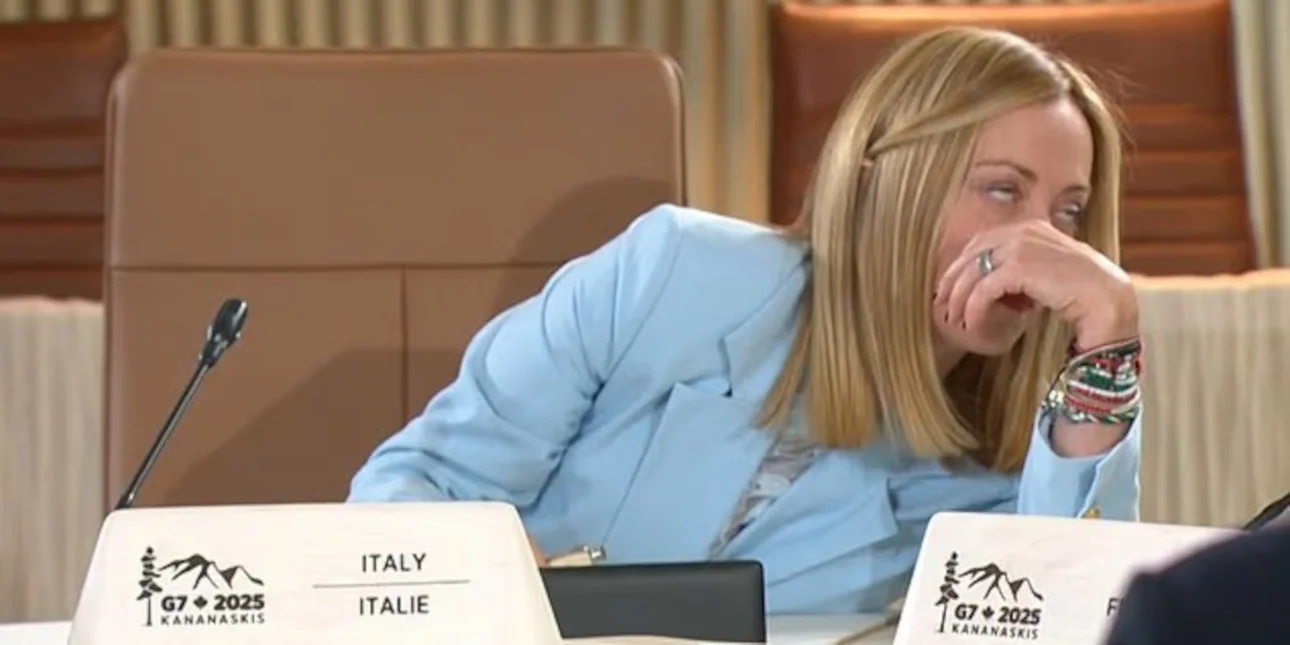 Σύνοδος G7: Η Μελόνι δεν «αντέχει» τον Μακρόν – Δυσφόρησε όταν της ψιθύρισε στο αυτί (Βίντεο)