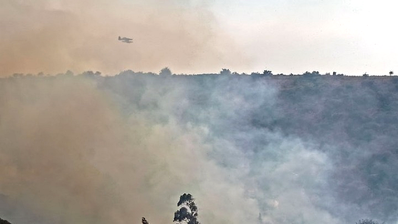 Βελτίωση της κατάστασης της φωτιάς στην Πολυθέα – Ζημιές σε σπίτια και γεωργικές εκτάσεις