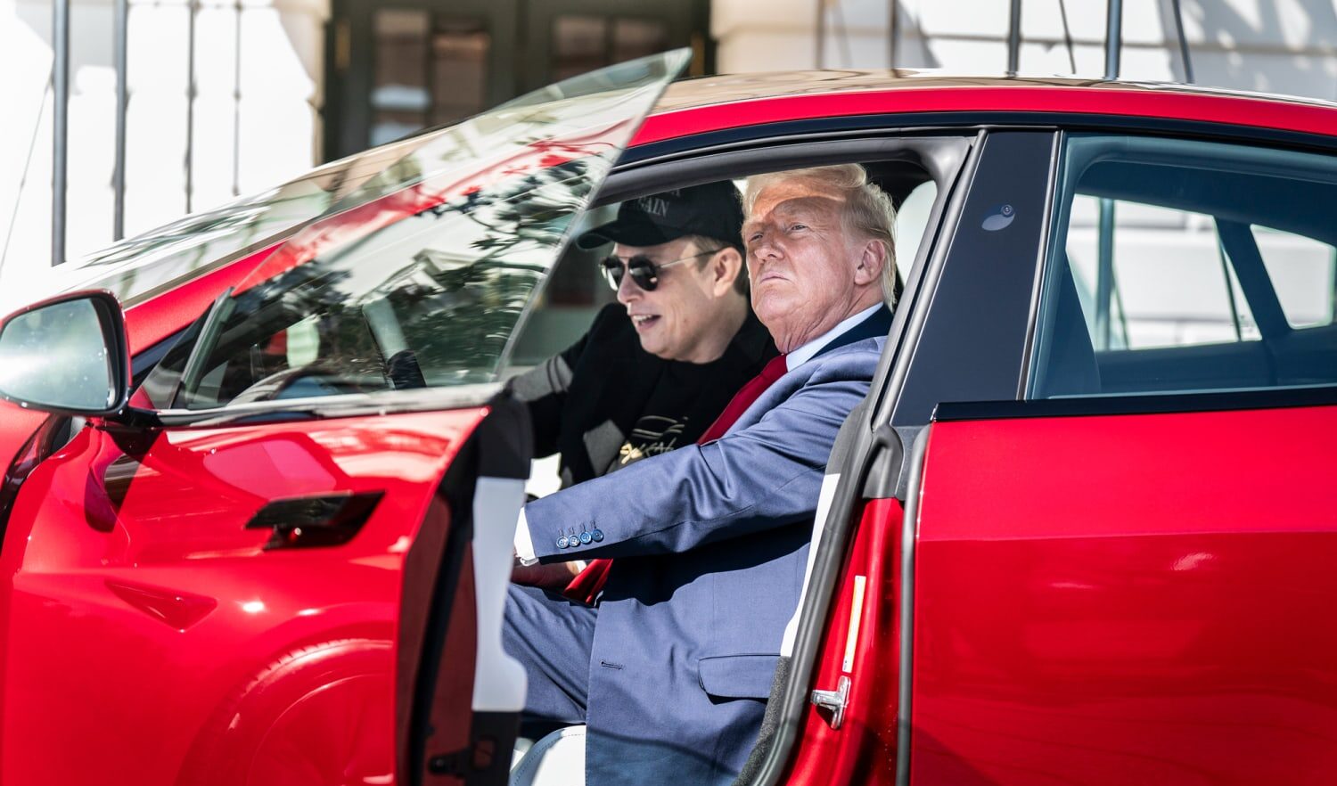 Ιδρύει κόμμα ο Μασκ και ρίχνει τη μετοχή της Tesla – «Γελοία», χαρακτηρίζει ο Τραμπ την πρωτοβουλία του