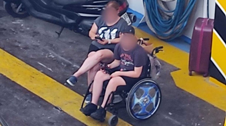 Αδιανόητο περιστατικό: Παιδί σε αμαξίδιο αναγκάστηκε να ταξιδέψει στο γκαράζ του πλοίου από τη Θάσο – Χωρίς ράμπα, μέσα στον καύσωνα
