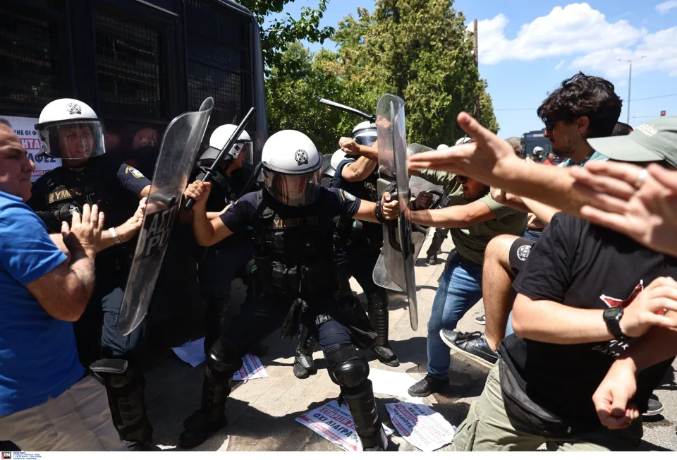 Ανάβυσσος: Ένταση και συμπλοκές έξω από τη σύνοδο των Πρυτάνεων – Φοιτητές κολλούσαν αφίσες στην κλούβα των ΜΑΤ