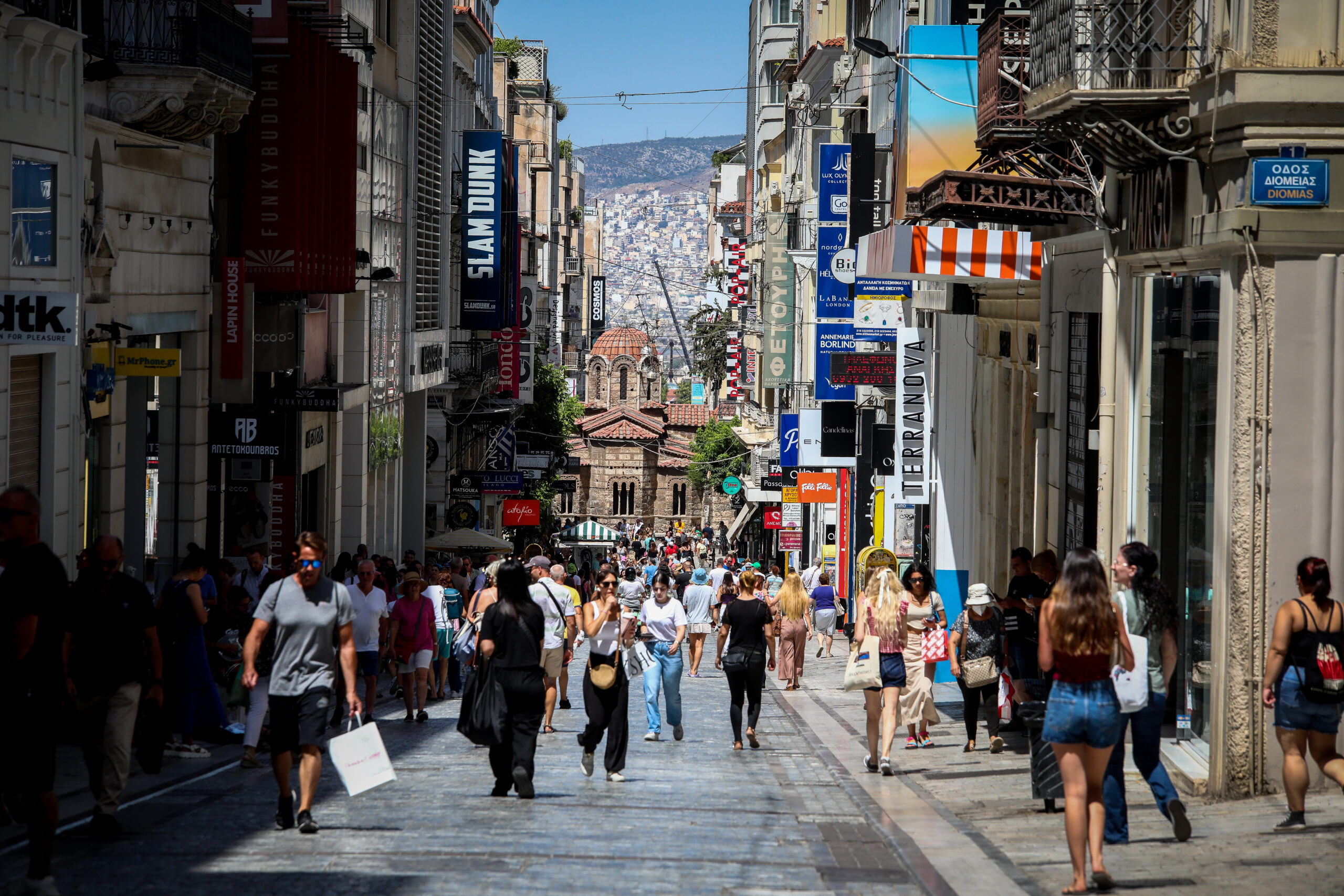 Ξεκίνησαν οι θερινές εκπτώσεις – Μέχρι πότε θα διαρκέσουν και ποια Κυριακή θα είναι ανοιχτά τα καταστήματα