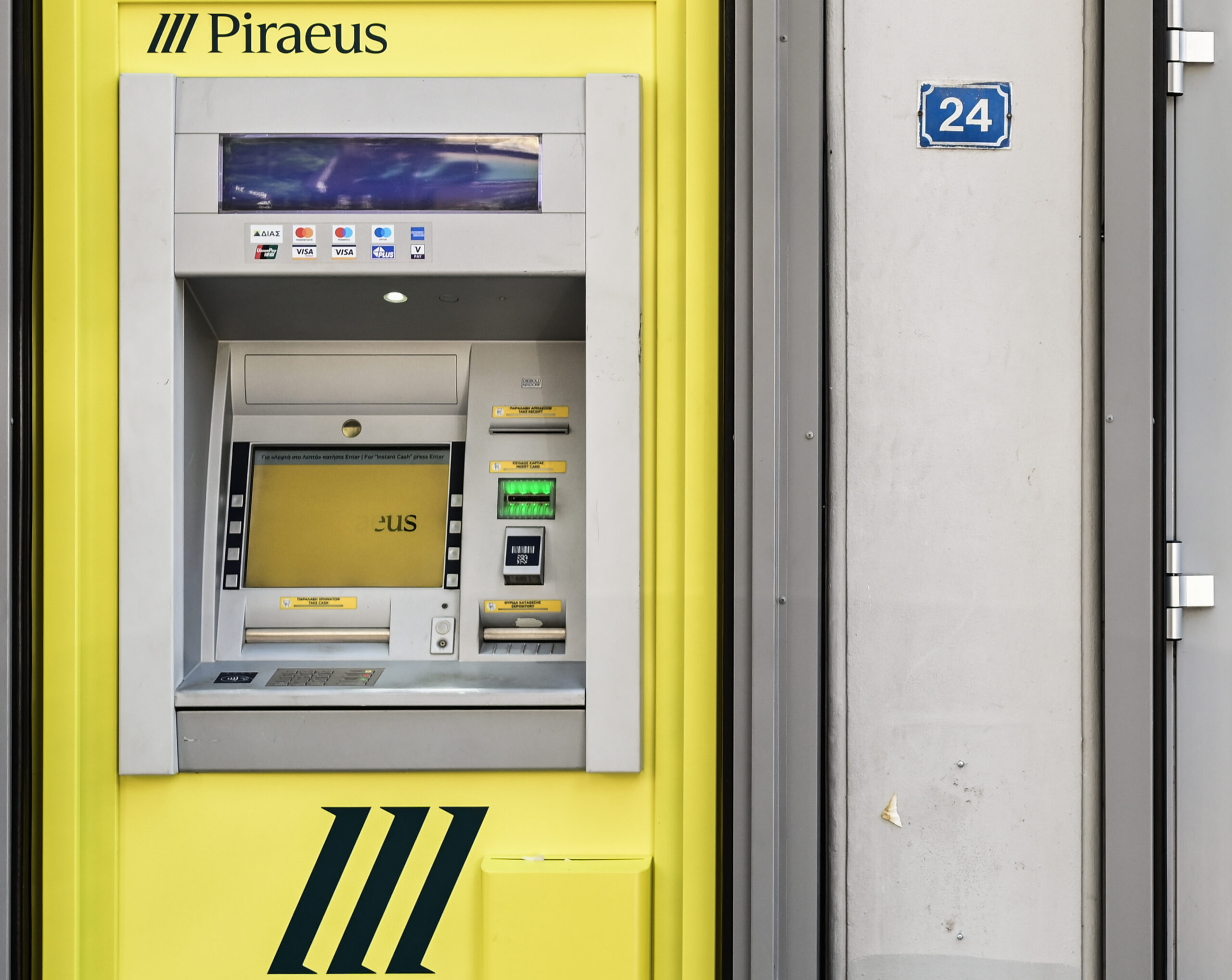 Νέες χρεώσεις έως 2,10€ για αναλήψεις μετρητών από ΑΤΜ της Πειραιώς