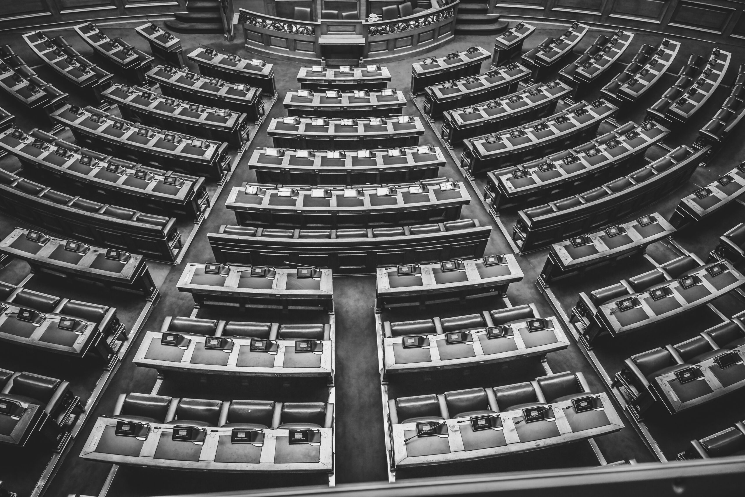 Κανείς στη Βουλή για τα τρένα – κι ύστερα μιλούν για ευθύνη