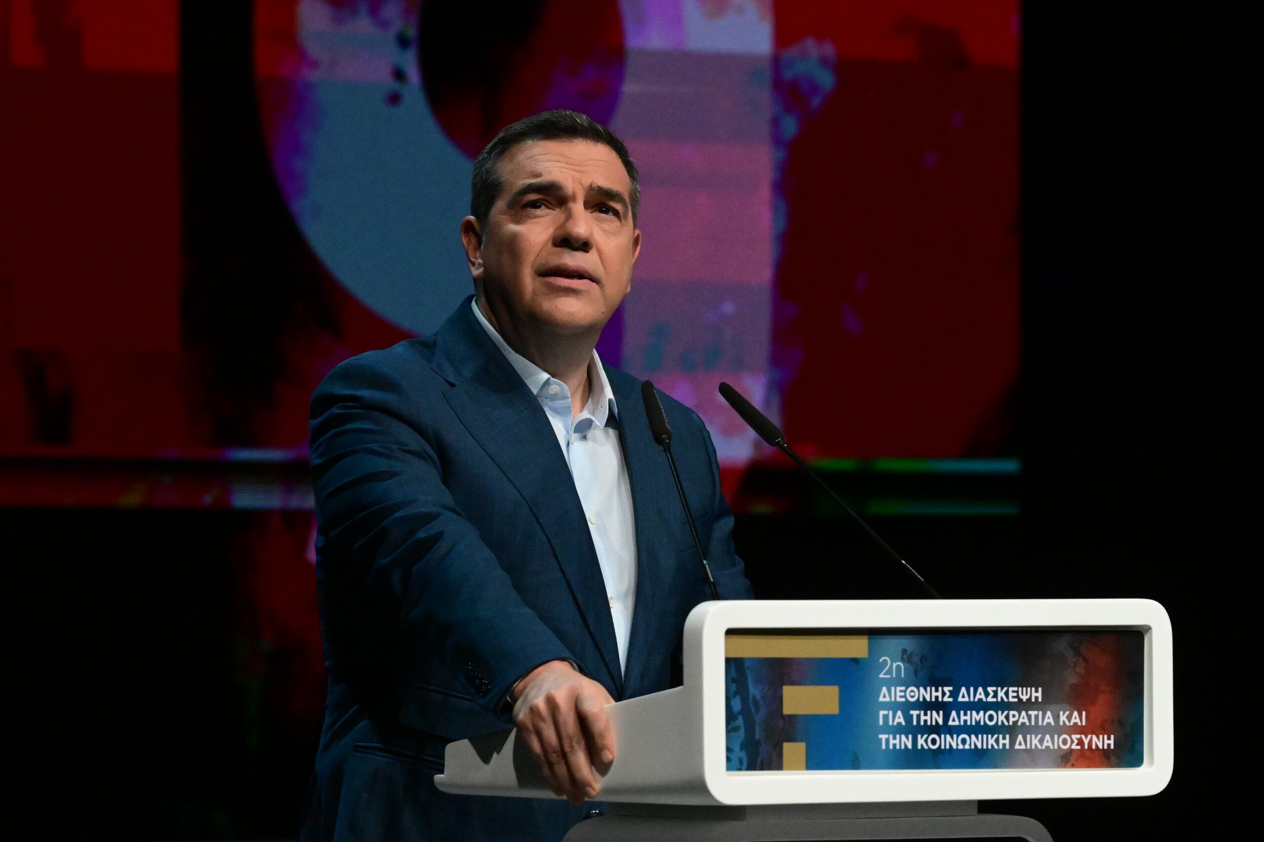 Ο Τσίπρας γράφει το πρώτο του βιβλίο με φόντο την «επέτειο» του δημοψηφίσματος