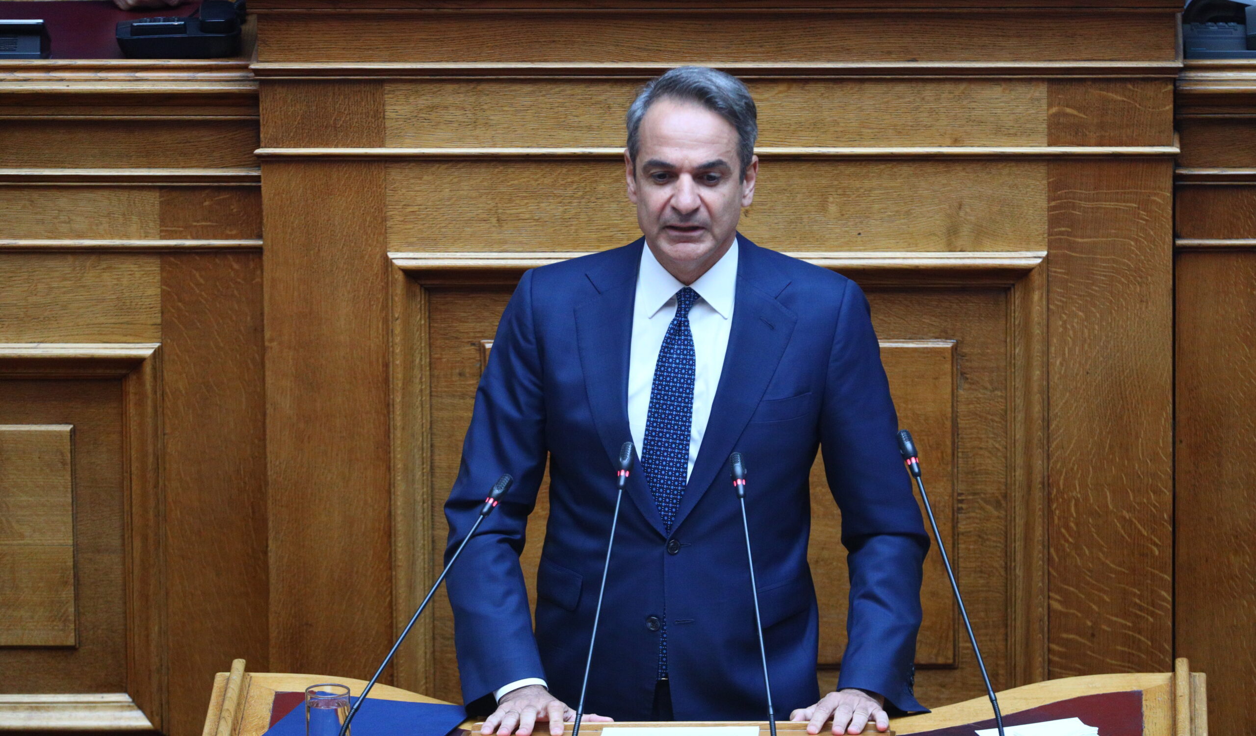 Στη Βουλή ο Μητσοτάκης μετά το επεισόδιο με Χαφτάρ – Παρέμβαση για μεταναστευτικές ροές από Λιβύη, τα μέτρα που εξετάζονται