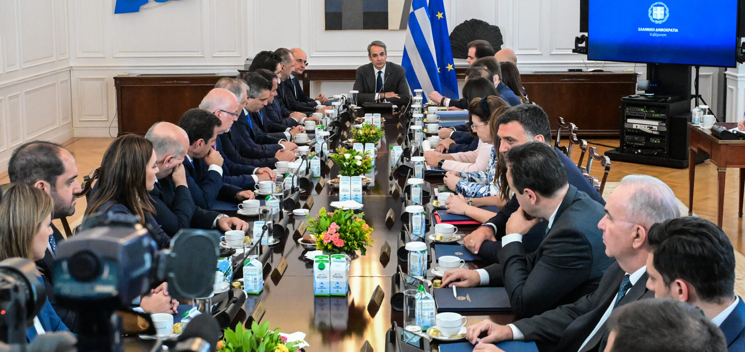 Εθνικό Σχέδιο για τα ύδατα, τραπεζικές χρεώσεις και πολιτικές συγκρούσεις: Το κυβερνητικό μέτωπο σε πολλαπλά επίπεδα