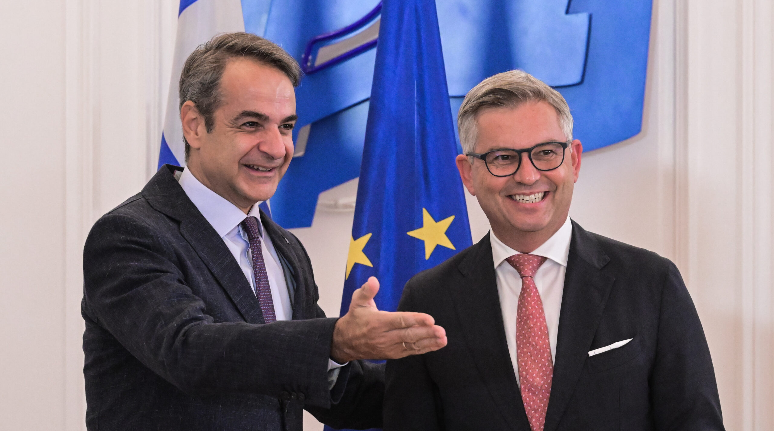 Συνάντηση Μητσοτάκη με τον Ευρωπαίο επίτροπο για την παράτυπη μετανάστευση – Η ΕΕ εντοπίζει κίνδυνο νέων προσφυγικών ρευμάτων