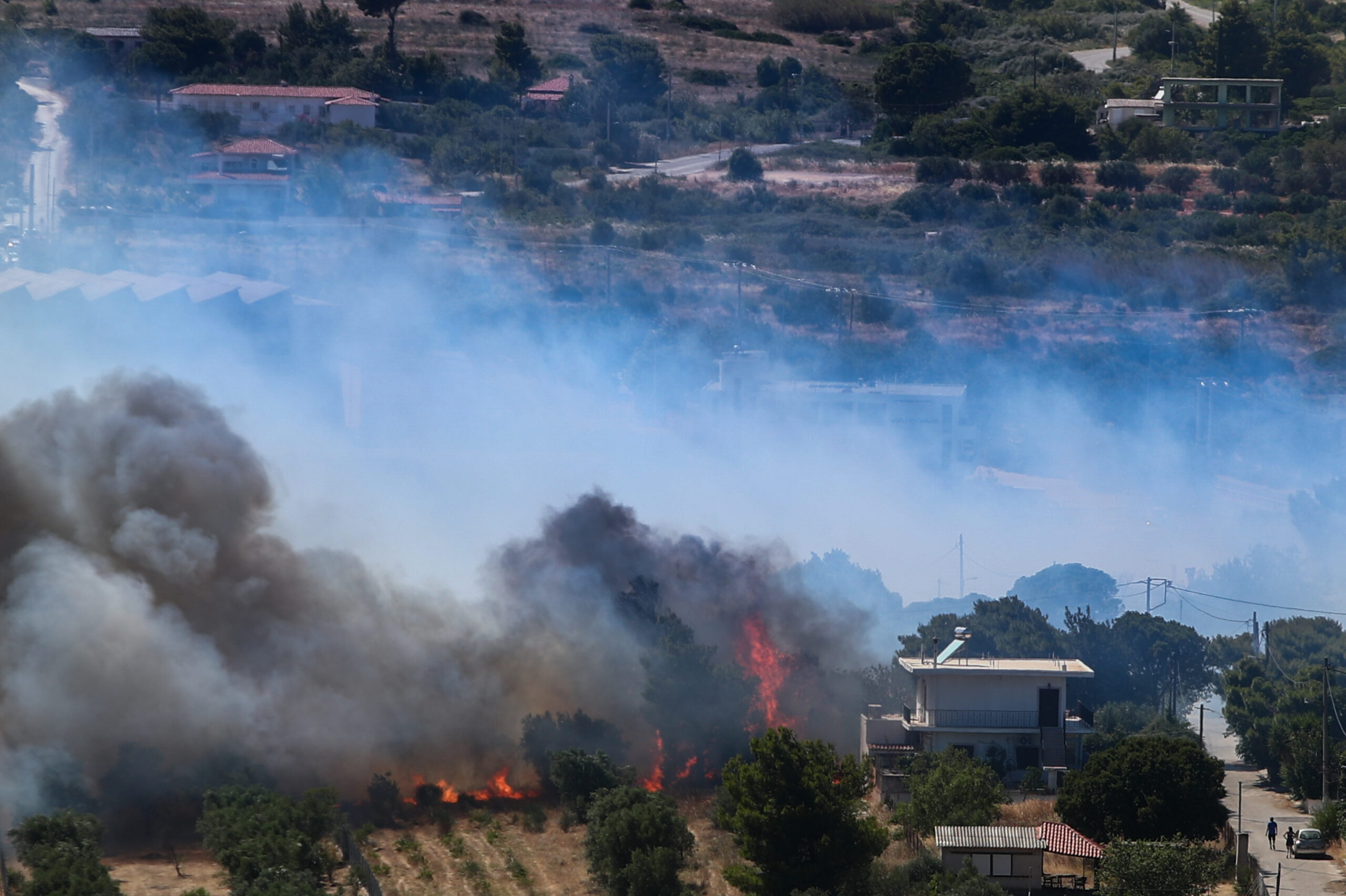 Φωτιά στα Σπάτα: «Φύγαμε με σειρήνες, μπήκαν οι φλόγες στο σπίτι – Πάνω απ’ όλα είναι η ζωή μας», δήλωσε πυρόπληκτη