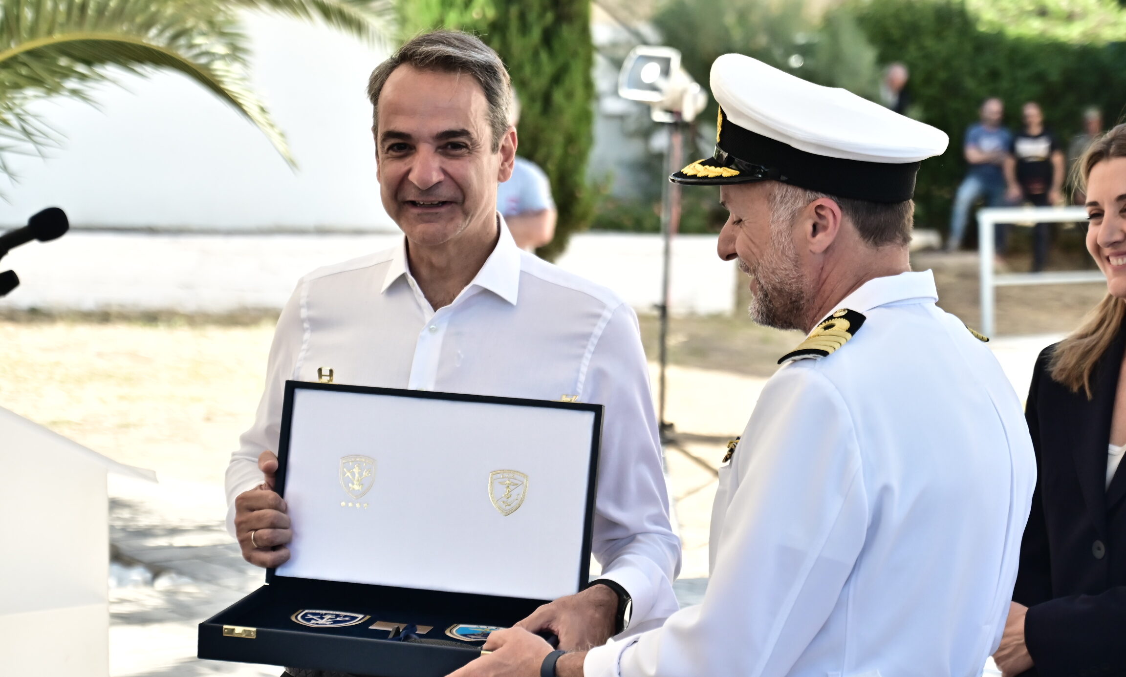 Μητσοτάκης από Σκαραμαγκά: «Αντικείμενο θαυμασμού τα ΟΥΚ, στηρίζουμε τις Ένοπλες Δυνάμεις» – Δωρεά καταδυτικών ρολογιών