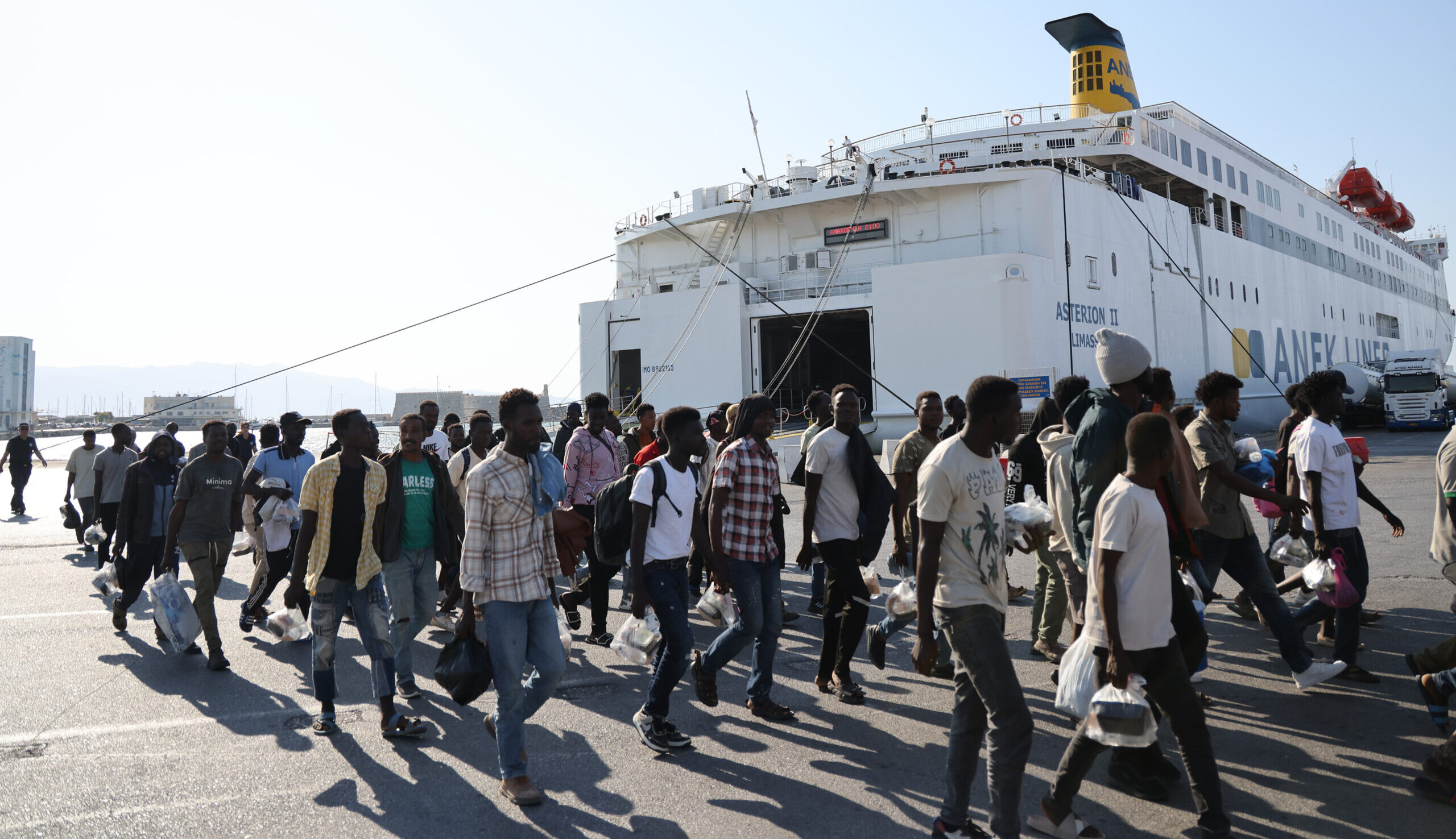 Από την Κρήτη στο Λαύριο 247 μετανάστες – Σε ισχύ το νέο πλαίσιο κράτησης και επιστροφών