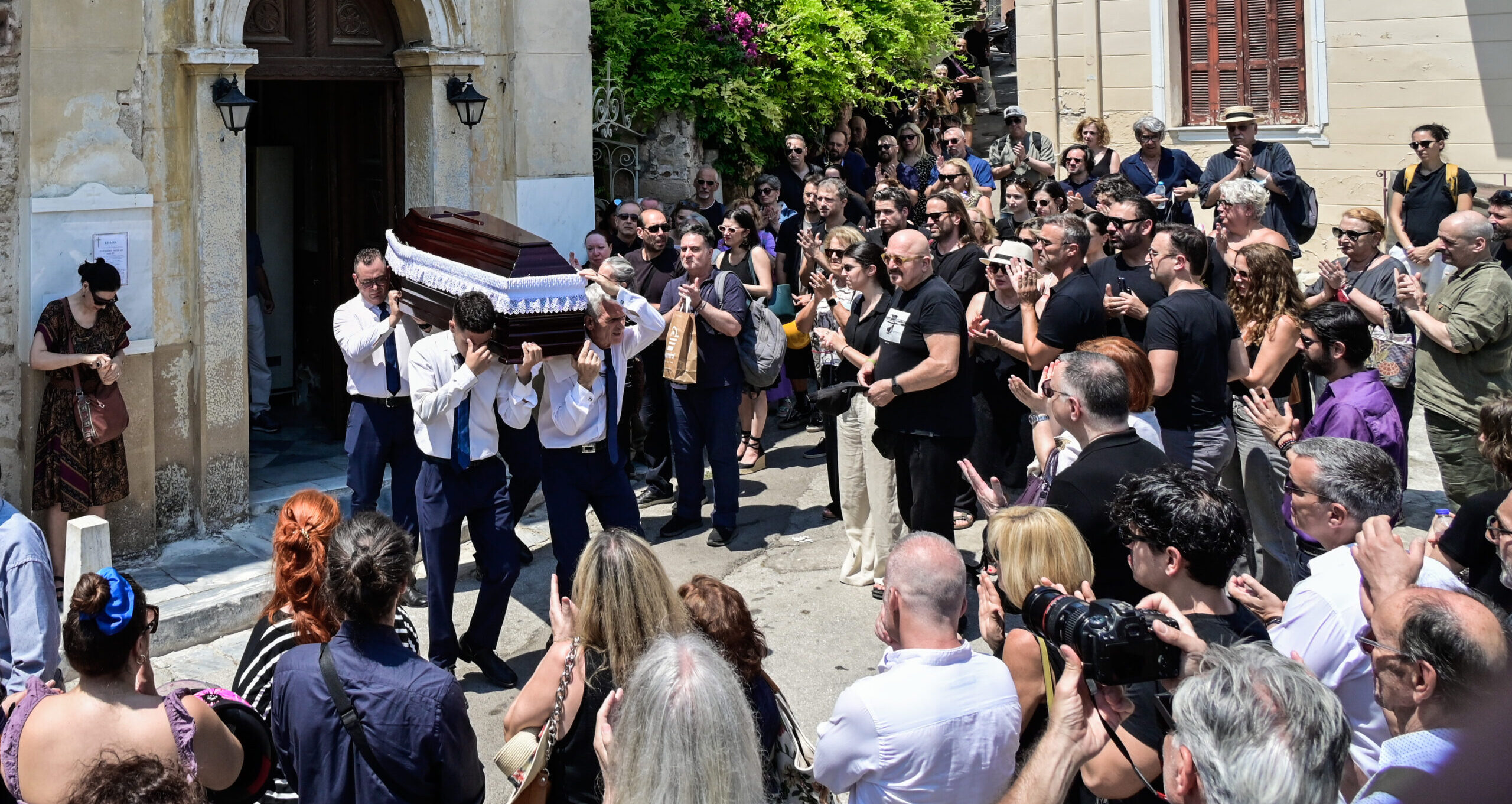 Το τελευταίο «αντίο» στον Γεράσιμο Μιχελή – Συγκίνηση για τον αγαπημένο «κακό» του «Παρά Πέντε»