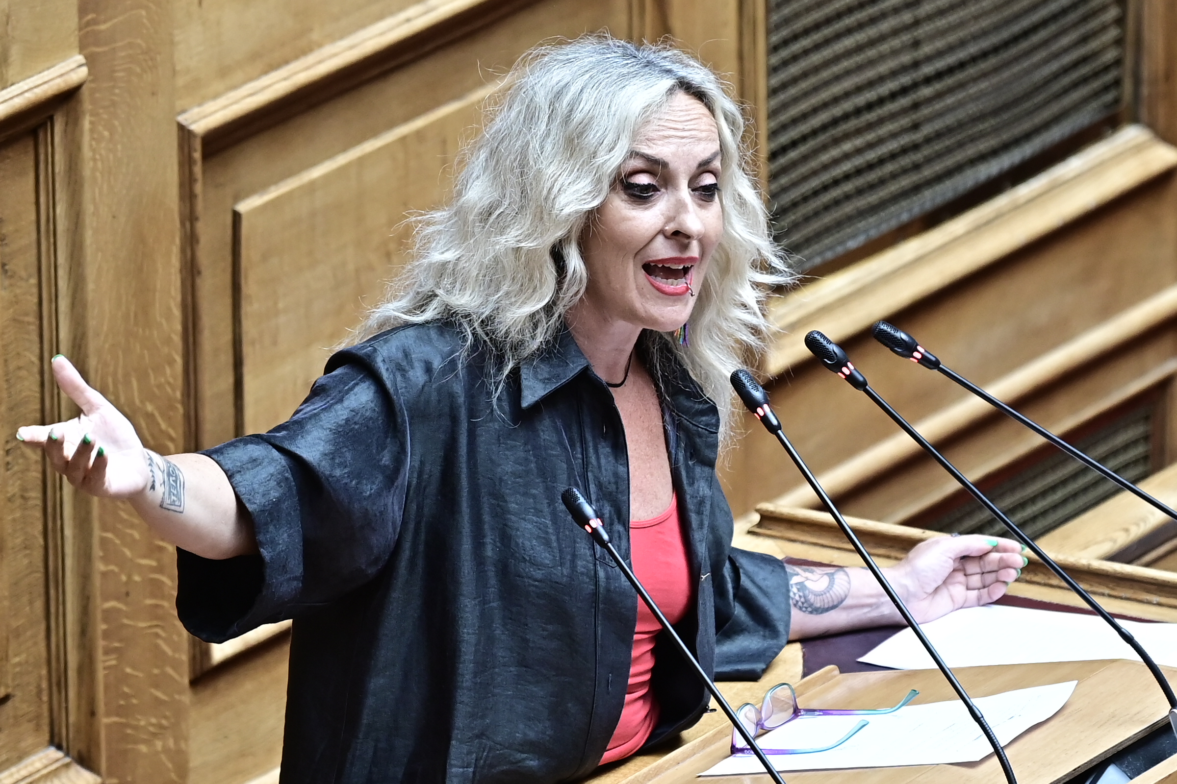 Η Τζώρτζια Κεφαλά της Πλεύσης τραγουδά Βιτάλη από το βήμα της Βουλής (Βίντεο)