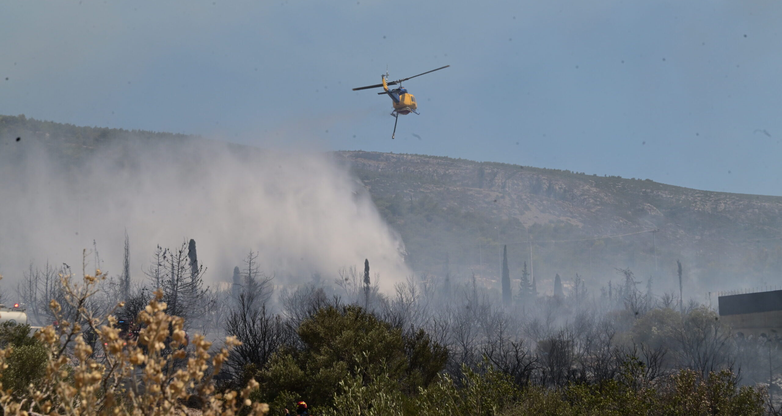 Συναγερμός στην Πολυτεχνειούπολη Ζωγράφου: Πυρκαγιά στους πρόποδες του Υμηττού – Μήνυμα 112, στη μάχη 19 εναέρια μέσα