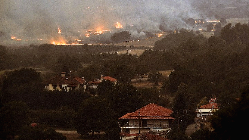 Επανεμφάνιση πυρκαγιάς στον Φενεό – Ενημέρωση του 112 για απομάκρυνση από Μάτι, Αχλαδέα και Αμυγδαλέα