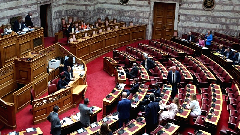 Πολιτική αντιπαράθεση στη Βουλή: Καταγγελίες Καραθανασόπουλου κατά Κωνσταντοπούλου