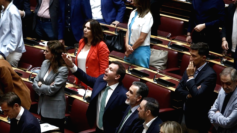 Συζητήσεις στη Βουλή: Αντιδράσεις της αντιπολίτευσης για την επιστολική ψήφο και η επεισοδιακή λήξη της διαδικασίας