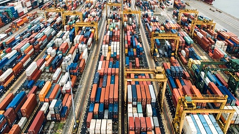 Πολιτική πίεση για μια επωφελή εμπορική συμφωνία ΕΕ – ΗΠΑ εν μέσω δασμολογικών απειλών