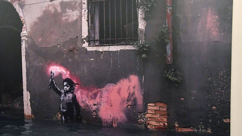 Αφαίρεση έργου τέχνης του Banksy από κτίριο στη Βενετία για αποκατάσταση