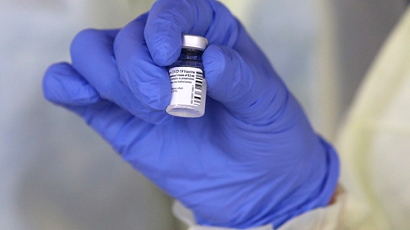 Η κυβέρνηση των ΗΠΑ τερματίζει την ποινική δίωξη κατά γιατρού που κατηγορείται για καταστροφή εμβολίων κατά της COVID-19