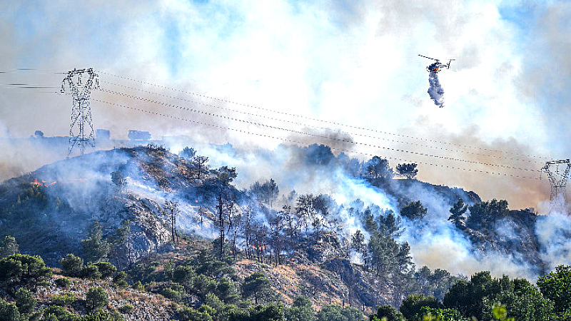 Η πυρκαγιά στη Μασσαλία συνεχίζει να καίει, αλλά η έντασή της έχει μειωθεί