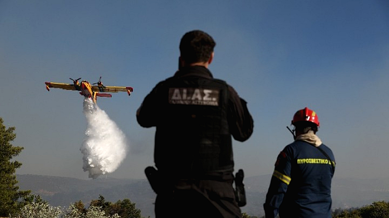 Ισχυρές δυνάμεις δίνουν μάχη κατά της πυρκαγιάς στη Ραφήνα